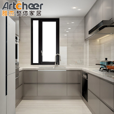 خرید کابینت آشپزخانه مدرن با رنگ خاکستری و سفید با ماتیک و طراحی دیواری ساخت آنلاین