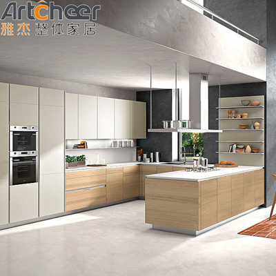 خرید کابینت آشپزخانه مدرن سفارشی شکل U درب فنیر سفید با کوارتز ساخت آنلاین