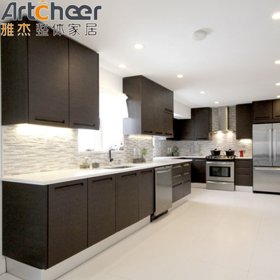 خرید کابینت آشپزخانه قهوه ای تیره با مواد چوبی جامد و طراحی بدون دست ساخت آنلاین