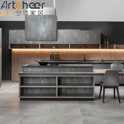 خرید کابینت آشپزخانه ای با رنگ خاکستری تیره و سنگ مرمر و میز جزیره ای ساخت آنلاین