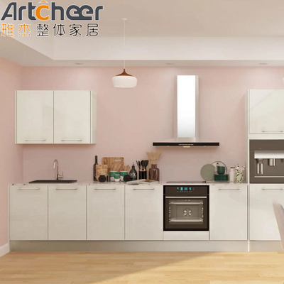 خرید کابینت های آشپزخانه سفید با رنگ سفارشی و پایانی لاک بلند درخشان ساخت آنلاین