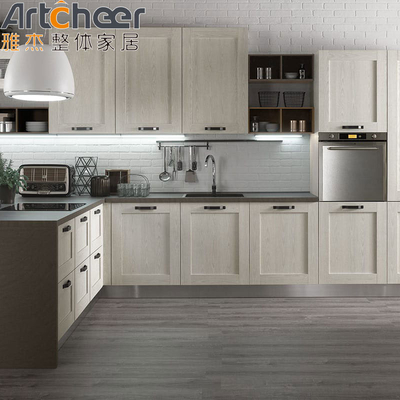 کابینت آشپزخانه چوبی طراحی مینیمالیستی با کابینت نیمه بولنوز و خاکستری روشن